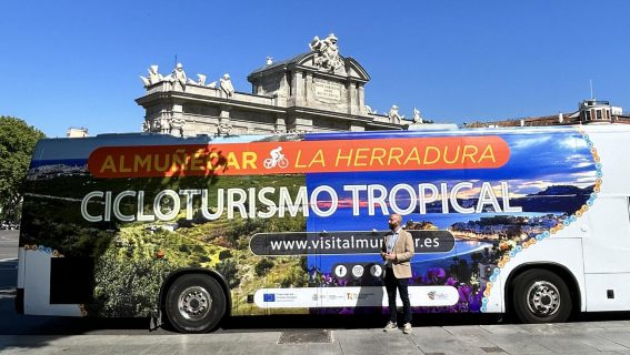 Un autobús promociona en Madrid el cicloturismo en Almuñécar La Herradura