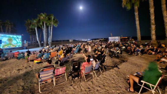 Un millar de personas han  disfrutado del cine los lunes  de agosto en las playas de Almuñécar