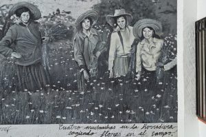 Mural artístico «Cuatro muchachas cogiendo flores en el campo»