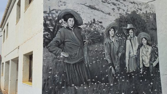 Mural «Cuatro muchachas cogiendo flores en el campo»